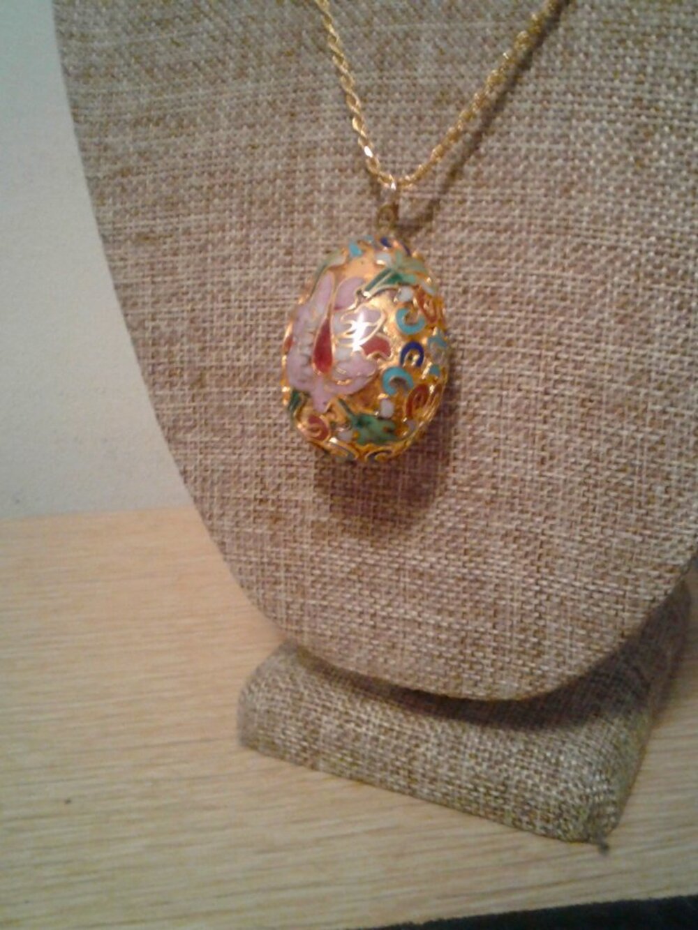 Egg Shaped Cloisonne Gold Tone Pendant Necklace w/Chain 22" Long EXC - Picture 2 of 2